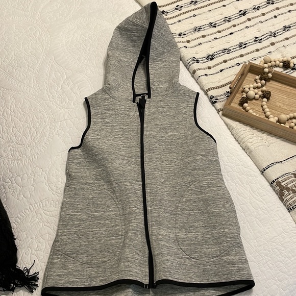 LULULEMON HOODED VEST - Picture 4 of 8
